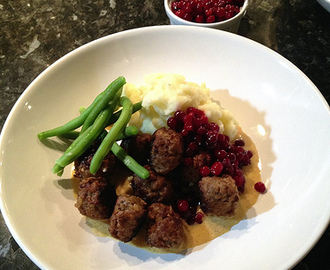 Köttbullar med gräddsås & lingon