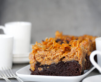 Brownie med cornflakes i salt kola