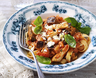 Krämig kycklingpasta med tomat och fetaost