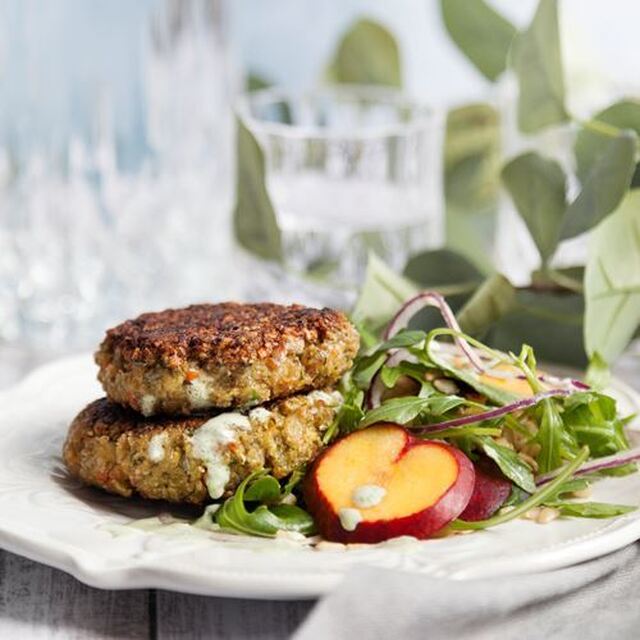 Grekiska havrebiffar med fruktig sallad och örtdressing