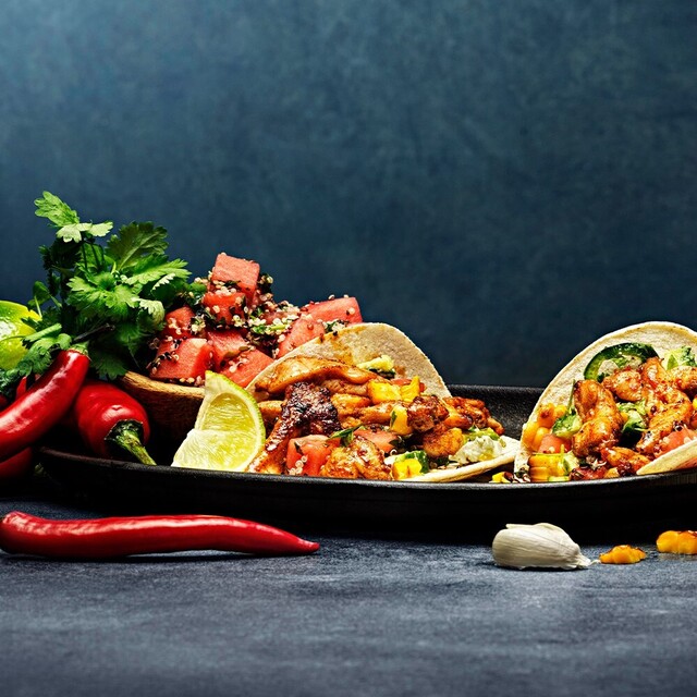 Taco med Strimlad Kycklinglårfilé Vitlök & Chili, melonsalsa och rostad majs