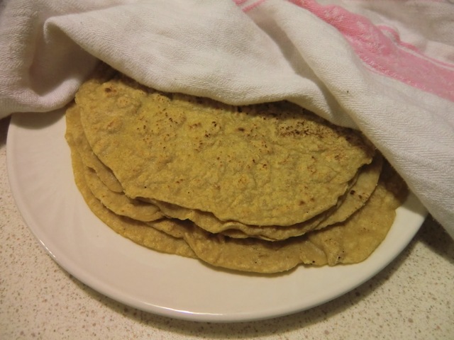 Glutenfritt tortillabröd i stekpanna med kokt potatis och havremjöl
