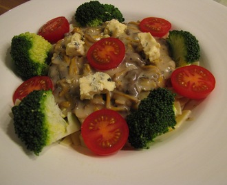 Pasta med trattkantareller i ädelostsås med broccoli