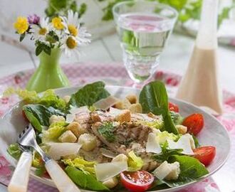 Caesarsallad med grillad kycklingfilé