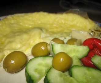 En bit vegetarisk omelett till frukost
