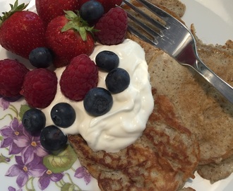 Glutenfria bananpannkakor med mandelsmör och chiaprotein