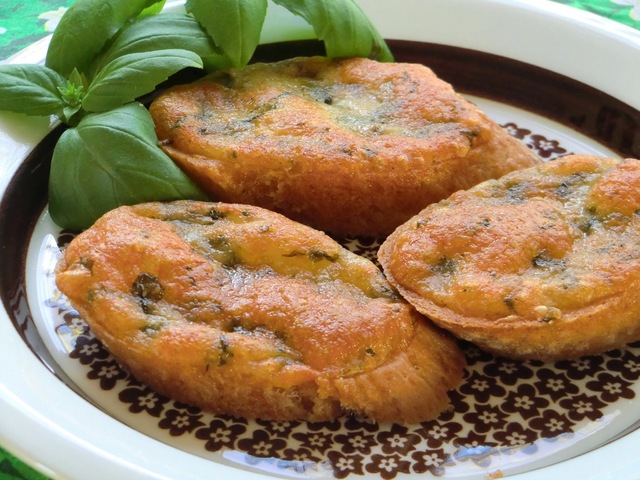 Glutenfria baguettesnittar med smakrik röra på mozarella, parmesan och basilika