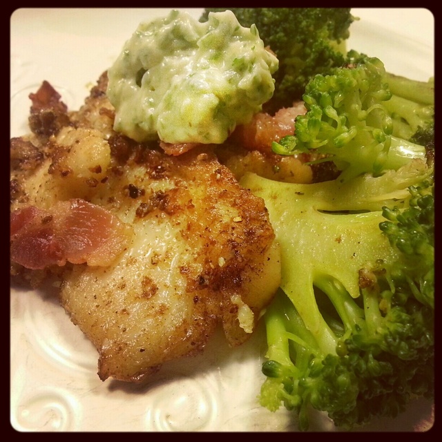Fisk, knaperstekt bacon, broccoli och persiljesmör