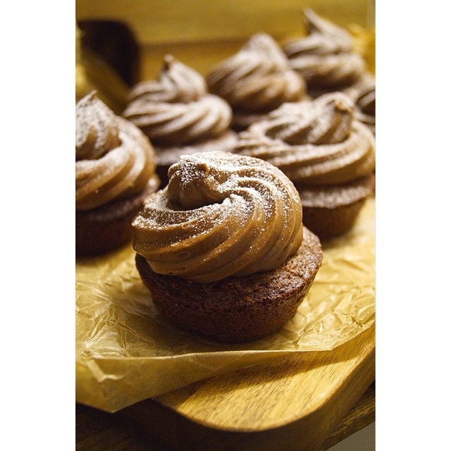 Cupcake-brownie toppad med underbar nutellafrosting.