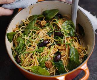 Pasta med makrill och tomatsås