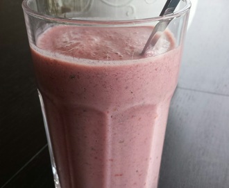 Lakrits- och Hallonsmoothie med gurka och ingefära