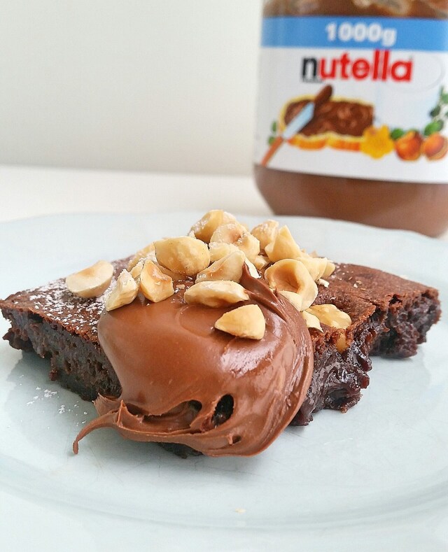 Brownie med Nutella och hasselnötter