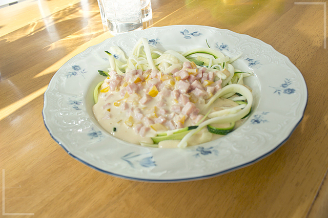 Kassler- och vitlökssås med zucchinipasta