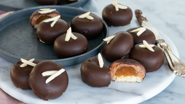 Chokladbiskvier med saltkolagömma | Brinken bakar