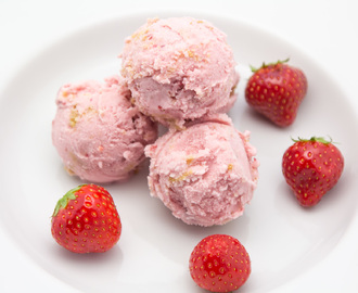 Strawberry Cheesecake Crumb Ice cream