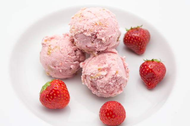 Strawberry Cheesecake Crumb Ice cream