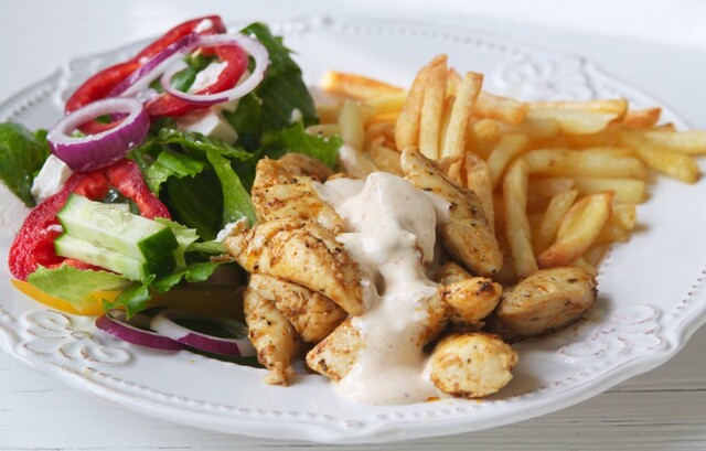 Kebabkryddad kyckling med pommes & kebabsås