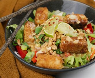 Thaisallad med risnudlar, krispig tofu och jordnötsdressing