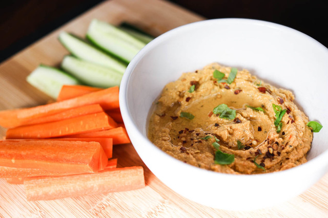 Hummus med soltorkade tomater och färsk basilika