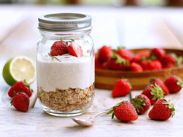 Somrig Cheesecake in a jar med färska jordgubbar