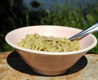 Nässelpesto med ramslök - ta hand om sommarnässlorna