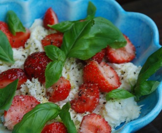 Mozzarellasallad med jordgubbar och basilika