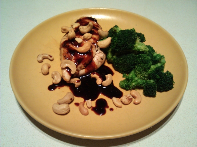 Kycklingfilé med ångkokt broccoli och cashewnötter