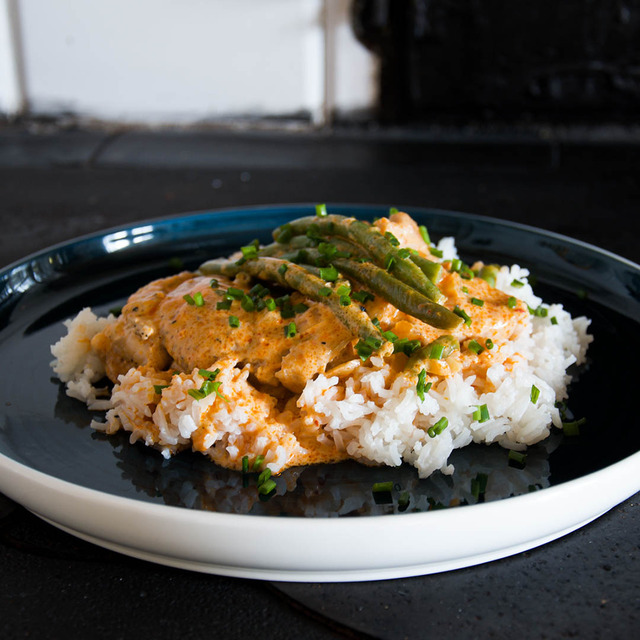 Asiatisk kycklinggryta med röd curry och kokosmjölk