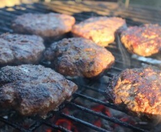 Hemgjorda hamburgare på grillen!