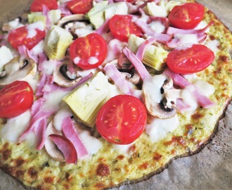 Pizza capricciosa på blomkålsbotten