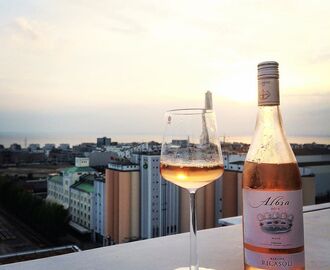 Det är midsommar och vi dricker rosé bland Malmös taktoppar! #albia #rose #baronericasoli #malmö #wineporn #wine