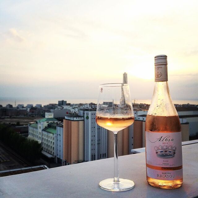 Det är midsommar och vi dricker rosé bland Malmös taktoppar! #albia #rose #baronericasoli #malmö #wineporn #wine