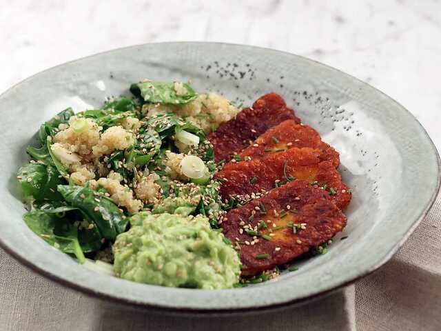 Kryddstekt halloumi med avokadoröra och quinoa