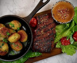 Grillad biff med helstekt potatis och pepparsås