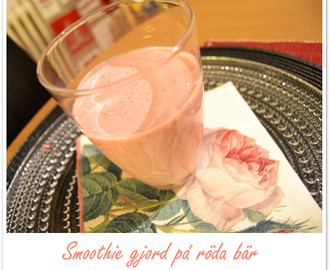 Smoothie på röda bär och crème fraiche