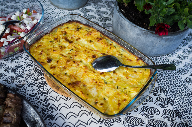 På grillen: Fylld lövbiff och krämig potatisgratäng med naanbröd!