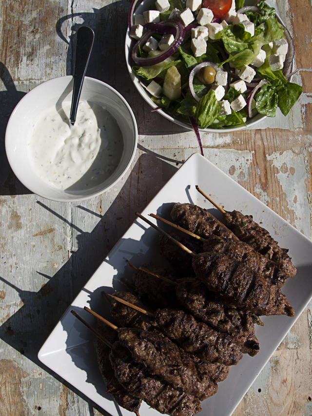 Grekiska köttfärsspett med sallad och Tsatsiki