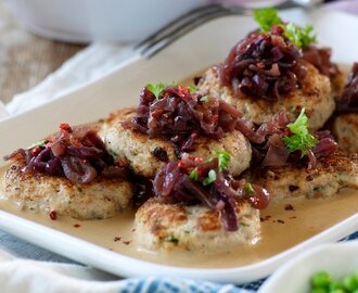 Kycklingbiffar med rosépeppar och karamellierad rödlök