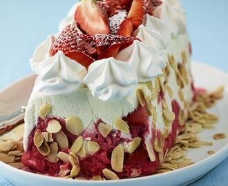 Glasstårta  med jordgubbar