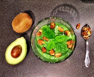 Grön smoothie med avocado, kiwi och mynta