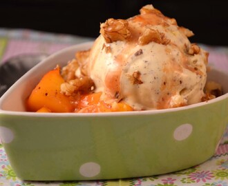 Ljumna persikor med vaniljglass och kolasås
