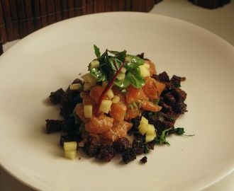 Laxtartar med knapriga brödsmulor och äppel-mango sallad