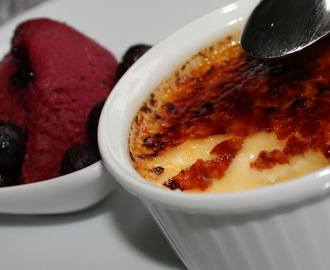 Crème brûlée med blåbärssorbet