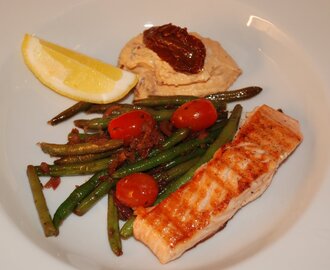 Grillad lax med tomatcremé och balsamicoglaserade haricotes vertes