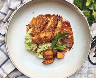 Quinoapanerade tofu nuggets med BBQ-sås, guacamole och sötpotatis