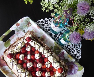Midsommartårta med chokladmarängbotten - mitt bidrag till Kryddburkens sommartårtstävling