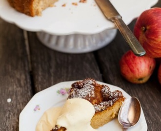 Äppel- och mandelkaka med vaniljkräm