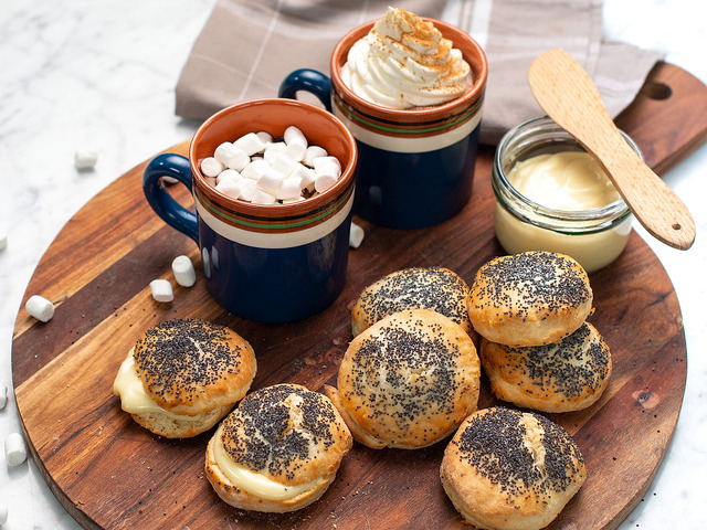 Vallmoscones med lemoncurd-färskost och lyxig choklad