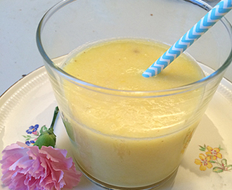 Gör en ananas- och apelsinsmoothie till lördagens frukost!