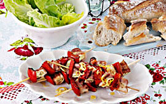 Baconlindade grillspett med örter och citron